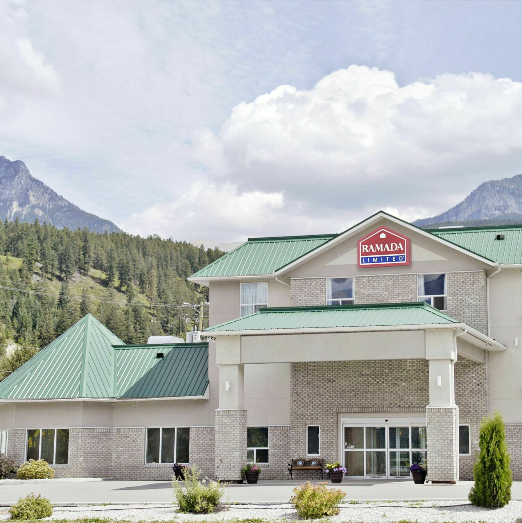 Ramada Golden Hotel Екстериор снимка